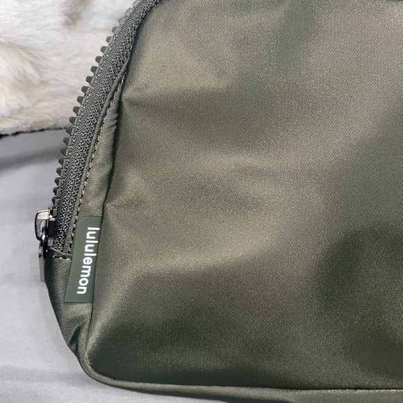 NWT LULULEMON EVERYWHERE BELT BAG - Picture 5 of 15